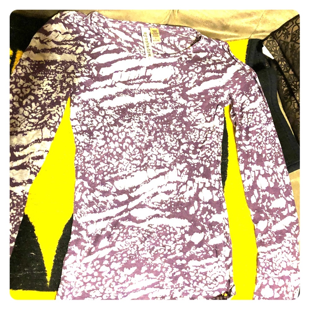 Thin comfy long sleeved shirt by Eyeshadow